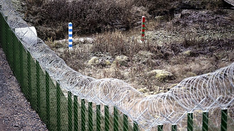 DOSSIER : Une section de la clôture prévue de 200 km de long le long de la frontière orientale de la Finlande avec la Russie.  Près d'Imatra, octobre 2023