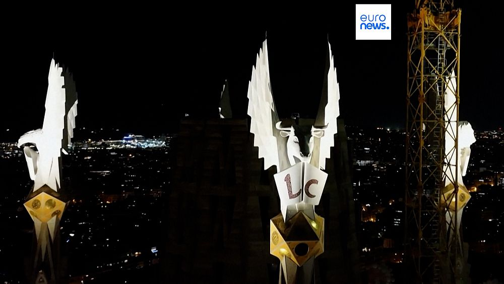 La Sagrada Familia de Barcelone illuminée par un spectacle de lumière spectaculaire alors que la construction est presque terminée