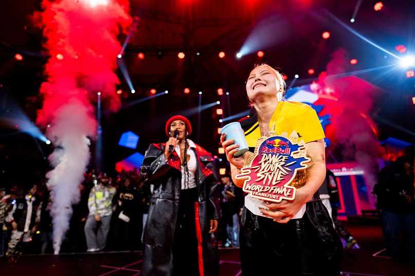 Waackxxxy célèbre la victoire du titre de la finale mondiale du Red Bull Dance Your Style à la Festhalle de Francfort, en Allemagne, le 4 novembre 2023.