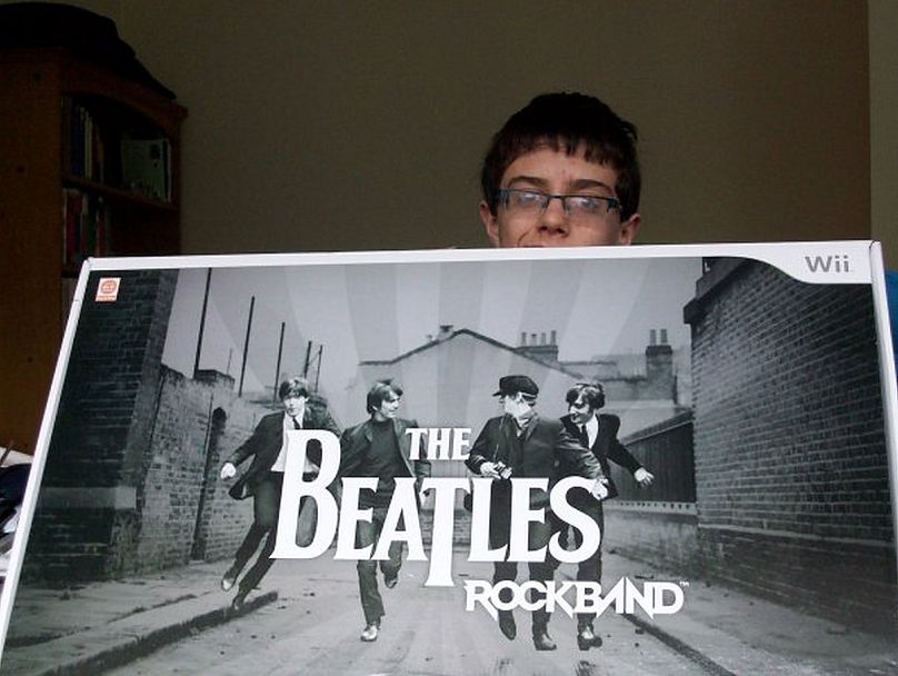 Moi-même à 14 ans en 2009, posant avec mon « bientôt » cadeau de Noël. Le Beatles Rockband a exposé le groupe à une nouvelle génération d'enfants et d'adolescents