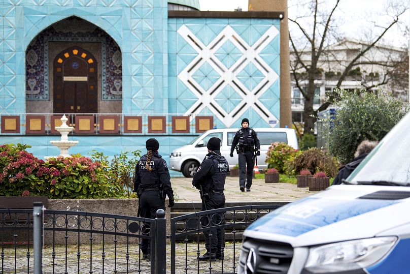 Des policiers se tiennent devant la mosquée Imam Ali (Mosquée Bleue) sur l'Alster extérieur lors d'un raid sur le Centre islamique de Hambourg.