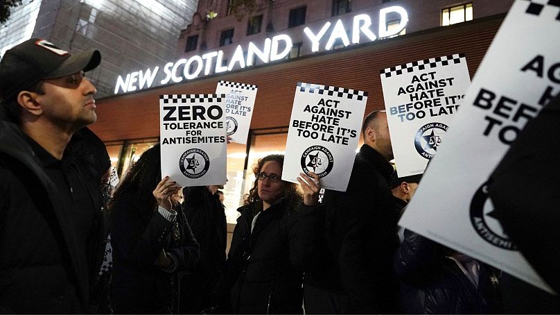 Des gens assistent à un rassemblement de la Campagne contre l'antisémitisme devant New Scotland Yard, dans le centre de Londres, pour solliciter l'intervention de la police dans un contexte de recrudescence des incidents antisémites, le 25 octobre.