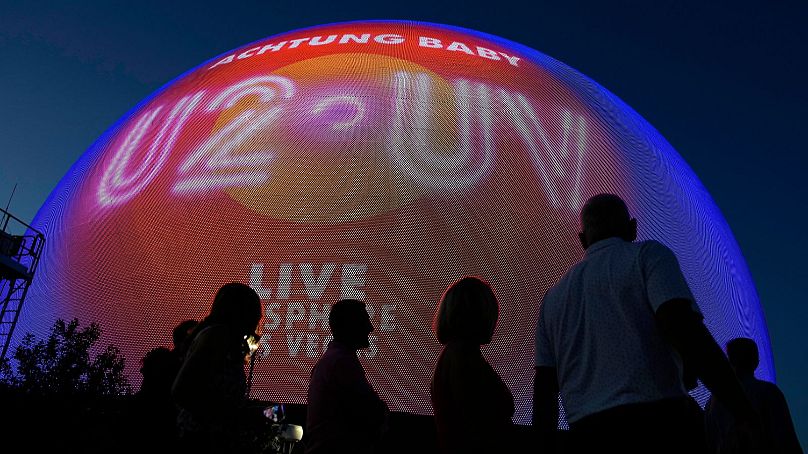 Les gens arrivent pour la soirée d'ouverture de la Sphère et de « UV Achtung Baby » de U2" show - vendredi 29 septembre 2023, à Las Vegas.