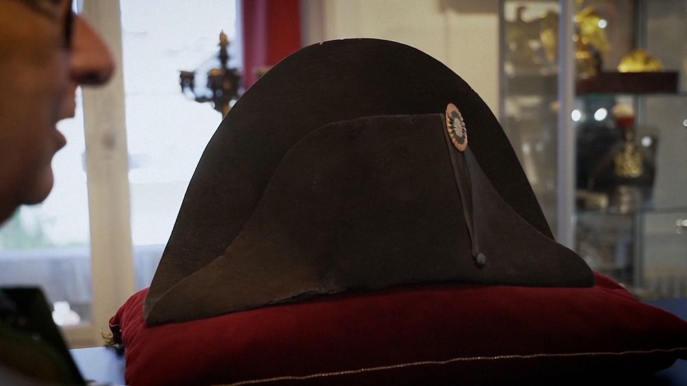 Le chapeau de Napoléon adjugé 1,9 million d'euros aux enchères à Paris