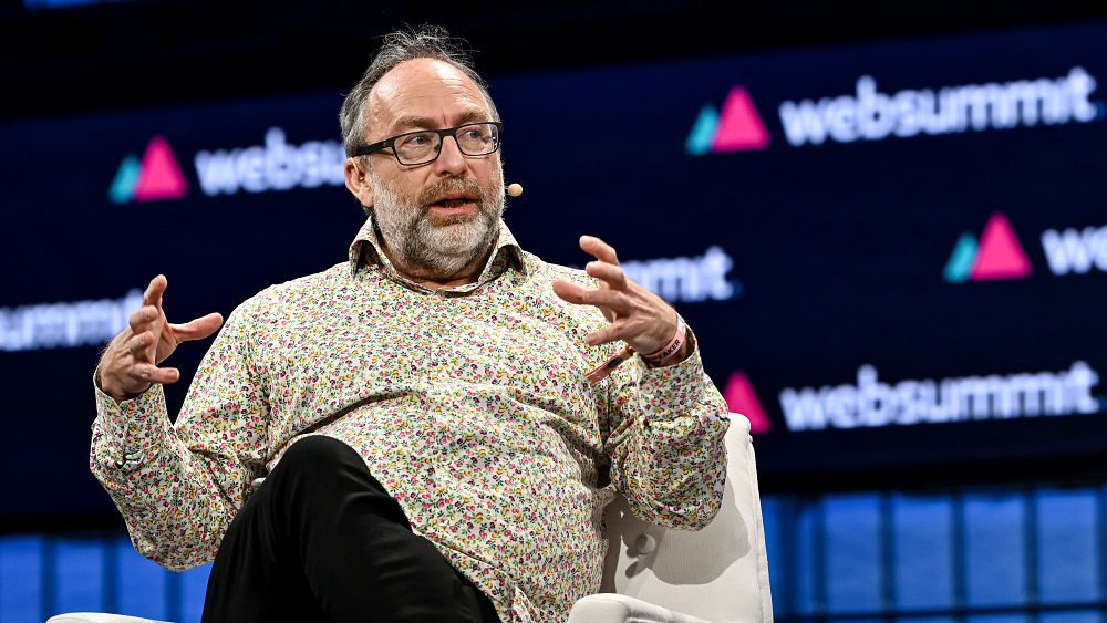 Le fondateur de Wikipédia, Jimmy Wales, affirme que l'IA est un « gâchis » aujourd'hui mais qu'elle pourrait devenir surhumaine dans 50 ans.