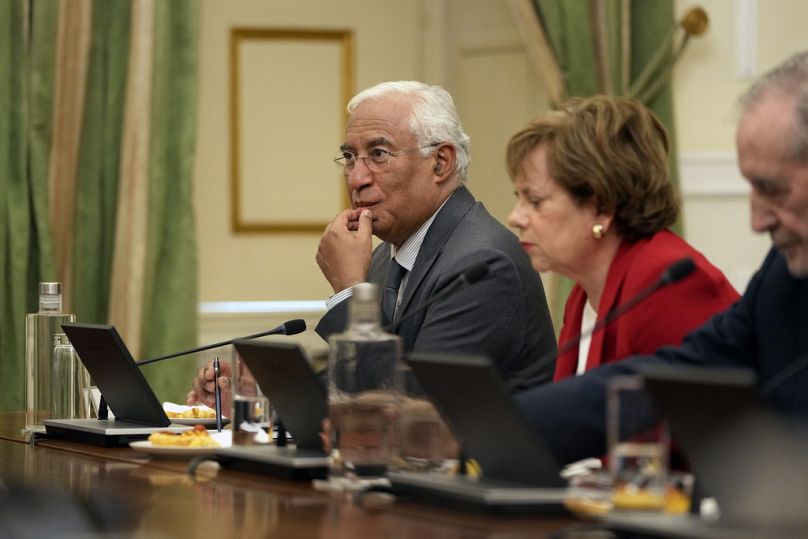 Le Premier ministre portugais sortant Antonio Costa, à gauche, assiste à la réunion du Conseil d'État convoquée par le président Marcelo Rebelo de Sousa au palais présidentiel de Belém.