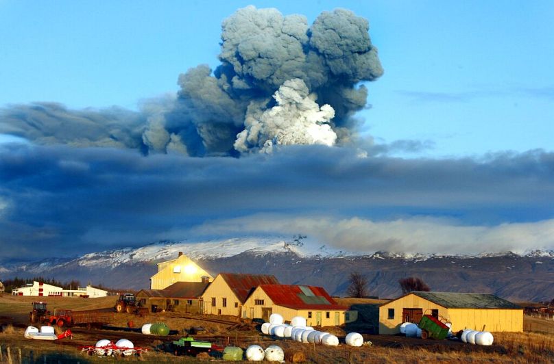 DOSSIER – Dans cette photo d'archive du 16 avril 2010, le volcan du glacier Eyjafjallajokull, dans le sud de l'Islande, envoie des cendres dans l'air juste avant le coucher du soleil.