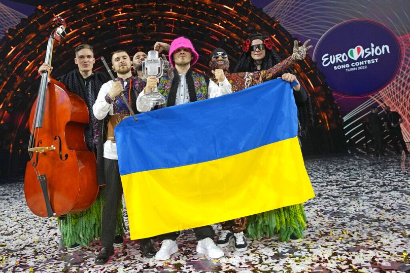 L'orchestre Kalush d'Ukraine célèbre après avoir remporté la grande finale du concours Eurovision de la chanson à Turin, en Italie, le 14 mai 2022.