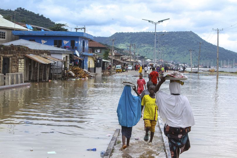 Une vue de personnes bloquées en raison d'inondations après plusieurs jours d'averses à Kogi Nigeria, octobre 2022