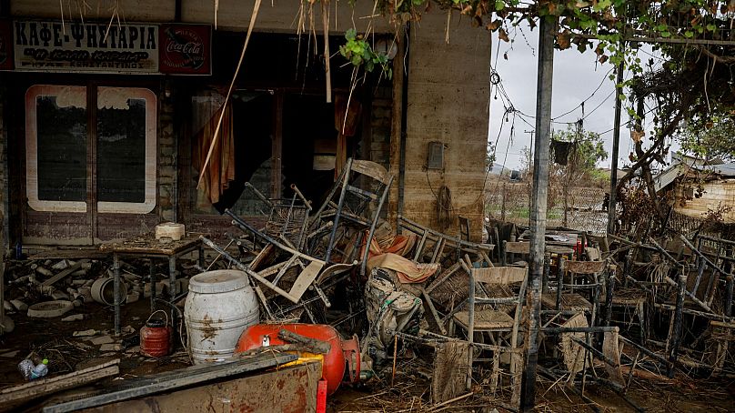 Des chaises sont empilées devant un restaurant-café détruit dans le village de Metamorfosi, gravement inondé en raison de l'impact de la tempête Daniel, en Grèce, le 27 septembre 2023.