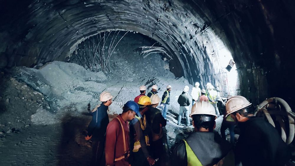Les secouristes creusent pour atteindre 40 travailleurs coincés dans un tunnel routier effondré dans le nord de l'Inde