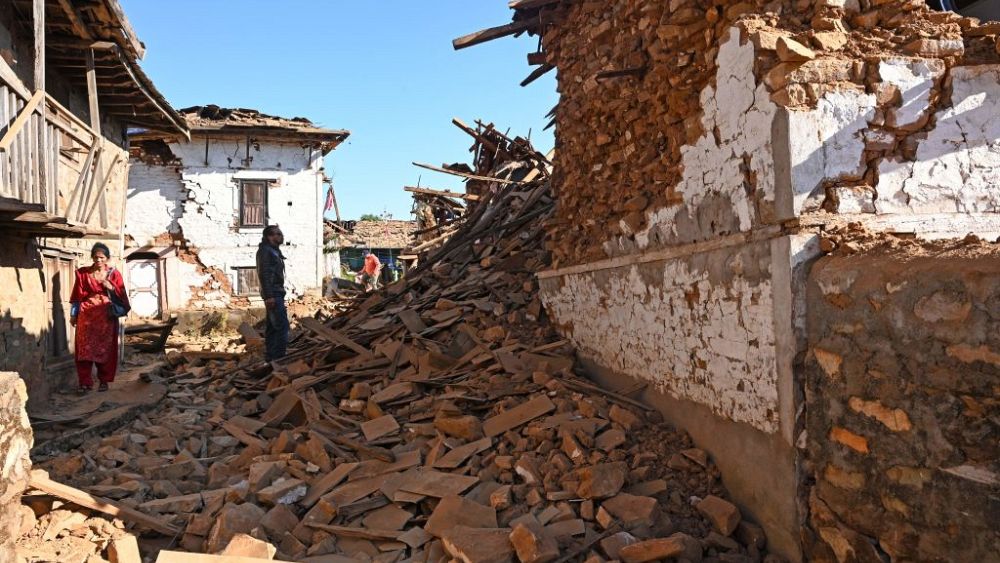 Les secouristes recherchent des survivants après le séisme au Népal qui a fait au moins 132 morts