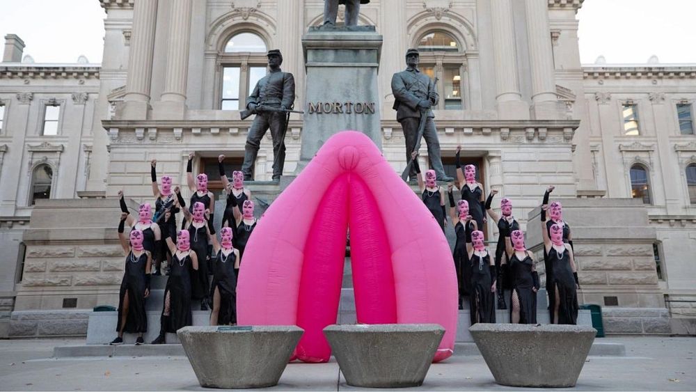Manifestation des Pussy Riot au Capitole de l'État de l'Indiana aux États-Unis avec une vulve géante