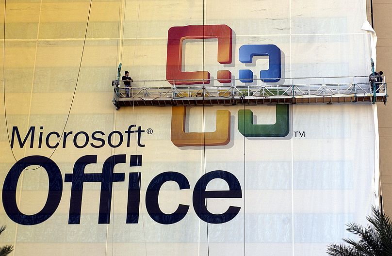 Les travailleurs placent un Microsoft Office géant 