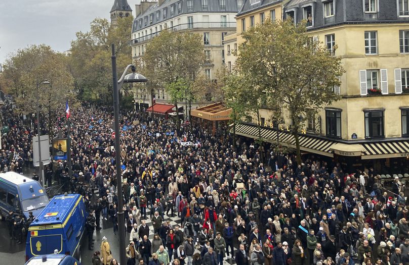 Des milliers de personnes se rassemblent pour une marche contre l'antisémitisme à Paris, France, le dimanche 12 novembre 2023.