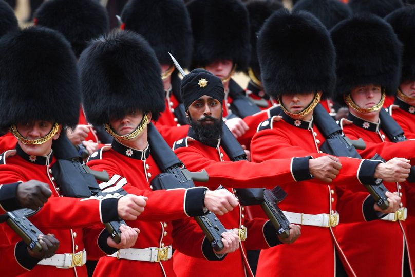 DOSSIER : Un membre sikh des Coldstream Guards, au centre, porte un turban alors qu'il participe à la Colonel's Review, Londres, juin 2018.