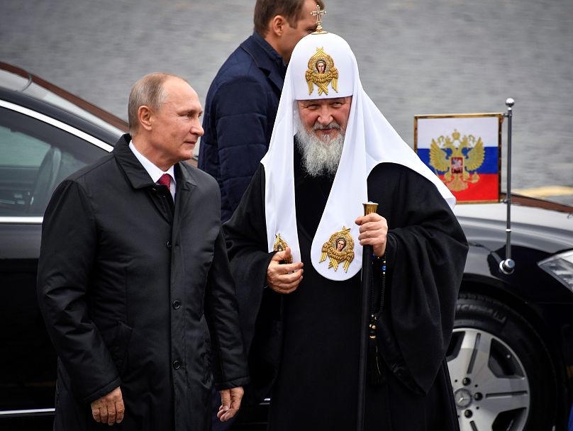 En 2017, le président russe Vladimir Poutine et le patriarche de l'Église orthodoxe russe Kirill assistent à une cérémonie sur la Place Rouge de Moscou à l'occasion de la Journée de l'unité nationale.