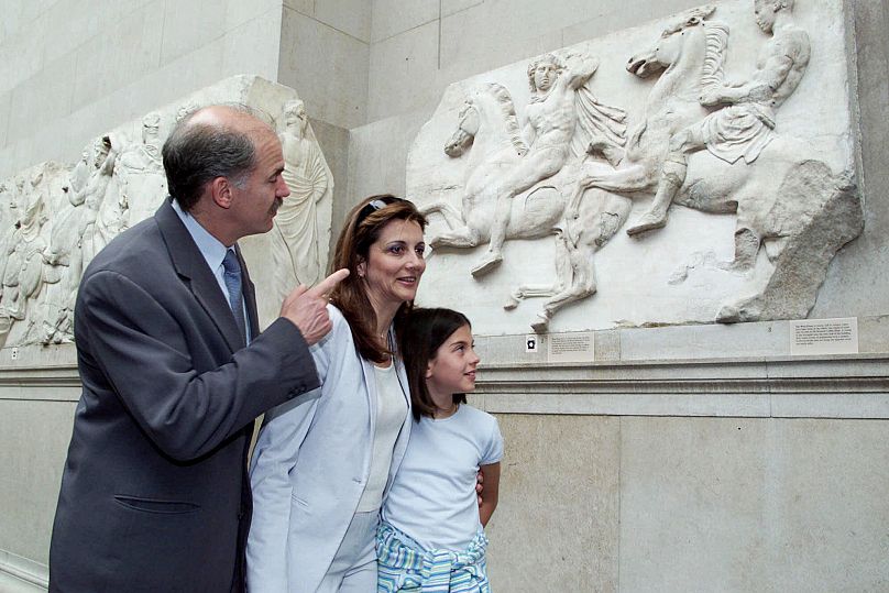 Le ministre grec des Affaires étrangères George Papandreau, accompagné de son épouse Anda et de sa fille Margarita, admire les marbres d'Elgin au British Museum de Londres, le dimanche 4 juin 2000.