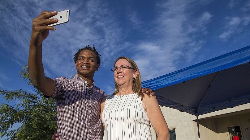 Jamal Hinton, à gauche, et Wanda Dench prennent un selfie ensemble après s'être rencontrés chez Dench pour le dîner de Thanksgiving le 24 novembre 2016, à Mesa, en Arizona.