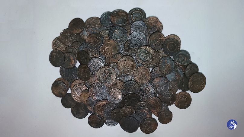 Une autre photo du ministère italien de la Culture des anciennes pièces de monnaie en bronze trouvées dans les eaux au large de la Sardaigne.