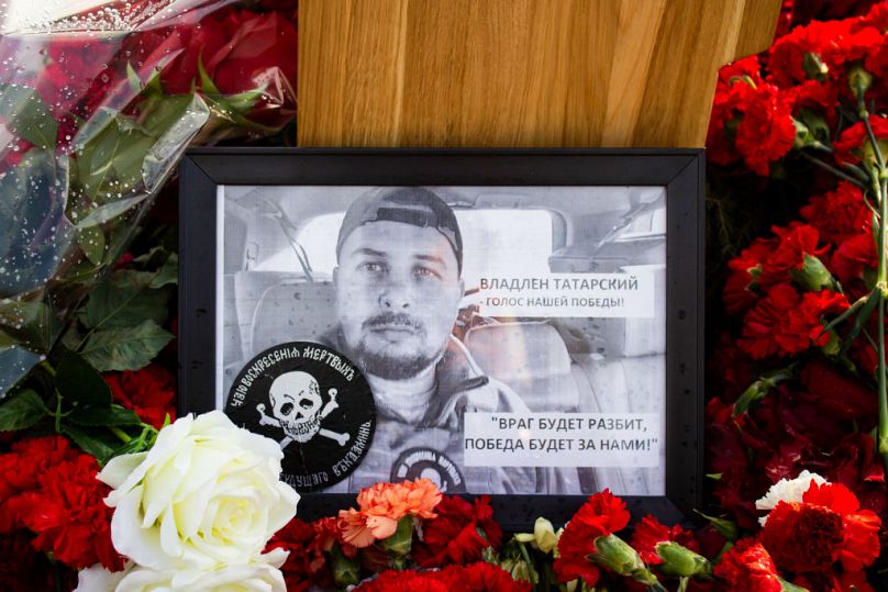 Une photo encadrée de Vladlen Tatarsky sur sa tombe au cimetière Troyekurovskoye à Moscou