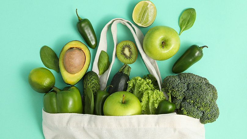 Un assortiment de fruits et légumes verts