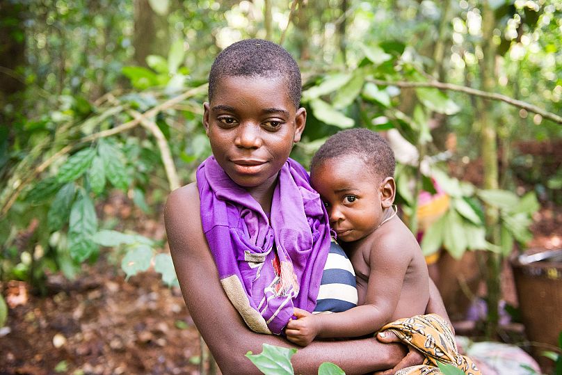 Deux bébés membres du peuple BaAka dans le sud de la République centrafricaine