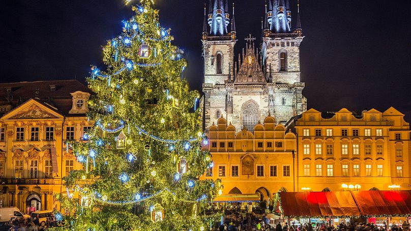 Un magnifique sapin de Noël au marché de Noël de Prague.