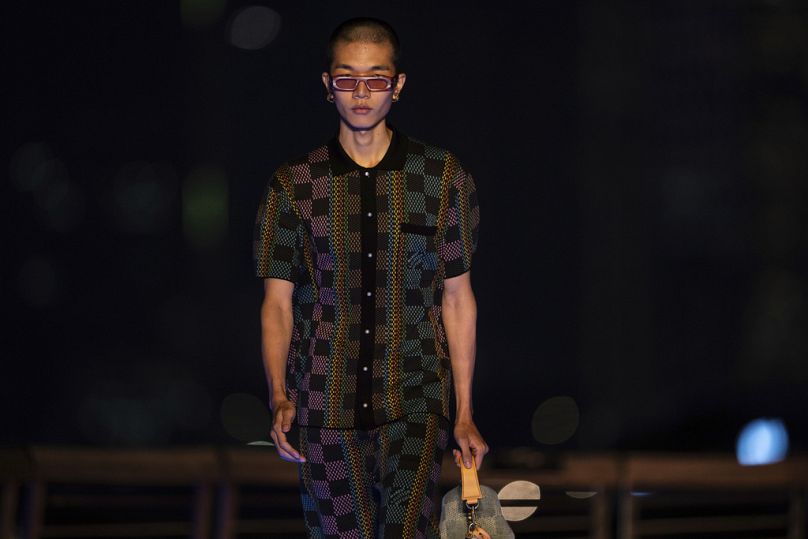 Un mannequin porte une création conçue par Pharrell Williams pour Louis Vuitton lors du défilé de mode pour hommes pré-automne 2024 présenté à Hong Kong, le jeudi 30 novembre 2023.