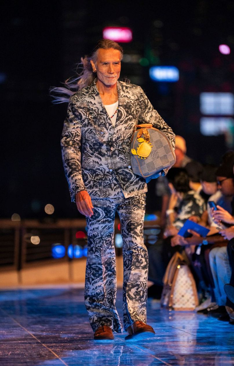Un mannequin porte une création conçue par Pharrell Williams pour Louis Vuitton lors du défilé de mode pour hommes pré-automne 2024 présenté à Hong Kong, le jeudi 30 novembre 2023.