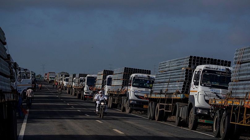 Des camions transportent des cadres en alliage d'aluminium jusqu'au parc d'énergies renouvelables d'Adani Green Energy Limited, près de Khavda, en Inde, le 21 septembre 2023.