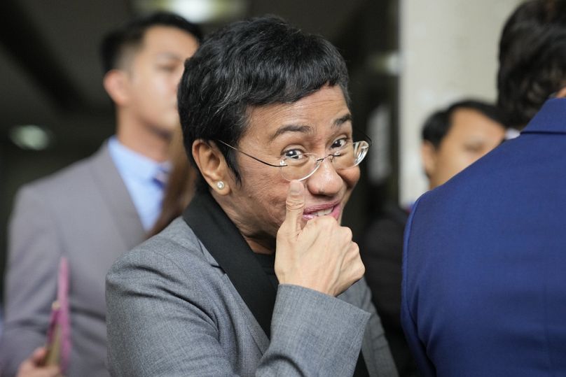 La journaliste philippine Maria Ressa, lauréate du prix Nobel de la paix 2021 et PDG de Rappler, s'adresse aux journalistes après avoir été acquittée par le tribunal régional de Pasig, septembre 2023.