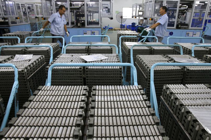 Des ouvriers transfèrent des batteries lithium-ion dans une usine de Taizhou, dans la province du Jiangsu (est de la Chine), juillet 2018.