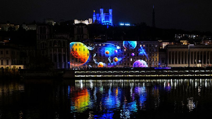 La colline de Fourvière est vue avec la basilique lors de la Fête des Lumières de l'année dernière. La statue dorée de la Vierge Marie se trouve au sommet de la basilique.