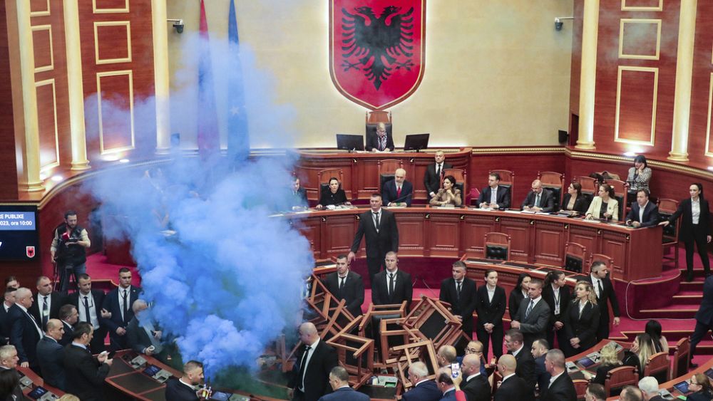 Fusées éclairantes, incendies et barricades : pourquoi le parti d'opposition albanais aime manifester au Parlement