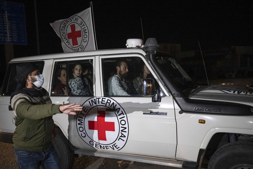 Un véhicule de la Croix-Rouge transportant des otages israéliens passe au point de passage de la bande de Gaza vers l'Égypte à Rafah, novembre 2023