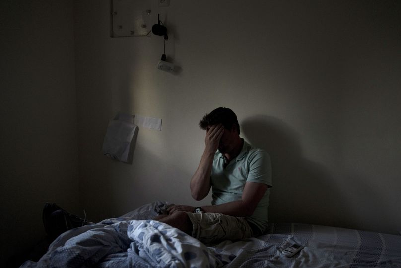 Eyal Barad fait une pause dans la pièce sécurisée où il s'est réfugié avec sa famille alors que le Hamas saccageait sa communauté au kibboutz Nir Oz, le 9 novembre 2023.