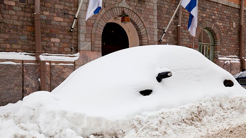 Une voiture recouverte de neige à Helsinki en hiver.