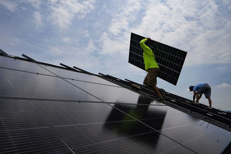 Les emplois verts ne se limitent pas à ceux qui semblent évidents, comme l’installation de panneaux solaires.