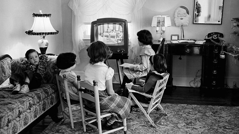 Dans cette photo d'archive du 6 janvier 1953, des écoliers regardent un enseignant leur donner une leçon à la télévision chez eux à Baltimore.