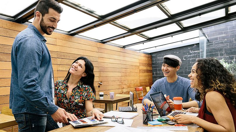Des collègues du millénaire s'amusent lors d'une réunion