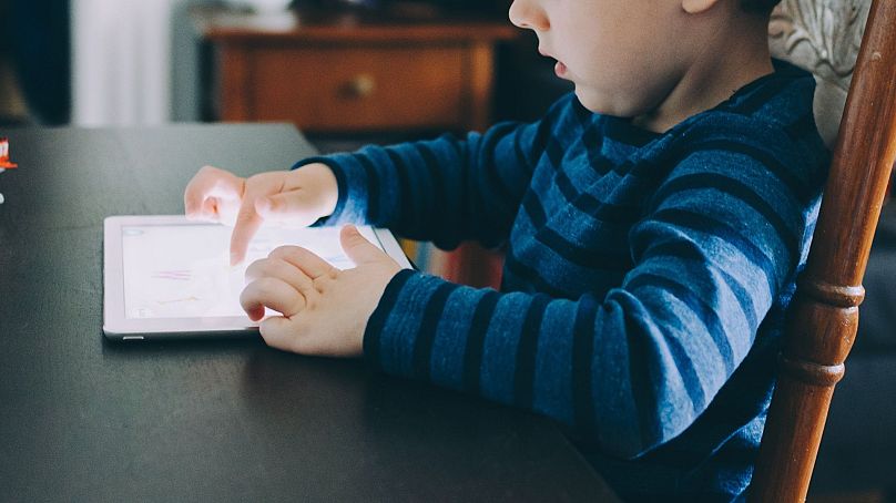 Un enfant joue avec une tablette intelligente