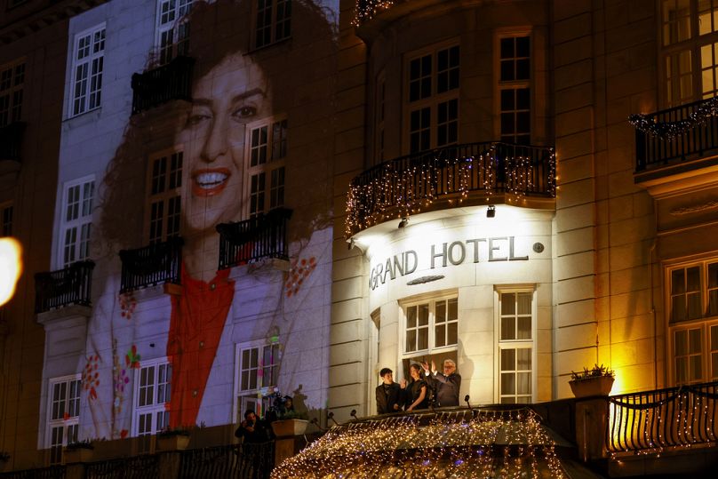 La famille du lauréat du prix Nobel de la paix Narges Mohammadi, son mari Taghi Rahmani et leurs enfants Ali et Kiana Rahmani, au centre, assistent à une procession aux flambeaux.