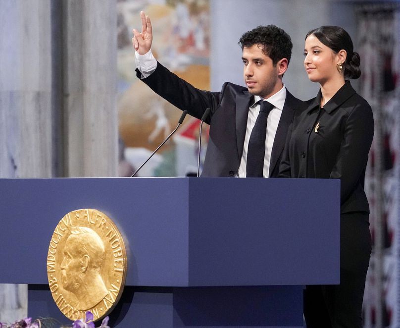 Kiana Rahmani, à droite, et Ali Rahmani assistent à la remise du prix Nobel de la paix 2023 à l'hôtel de ville d'Oslo, Oslo, Norvège, le dimanche 10 décembre 2023.