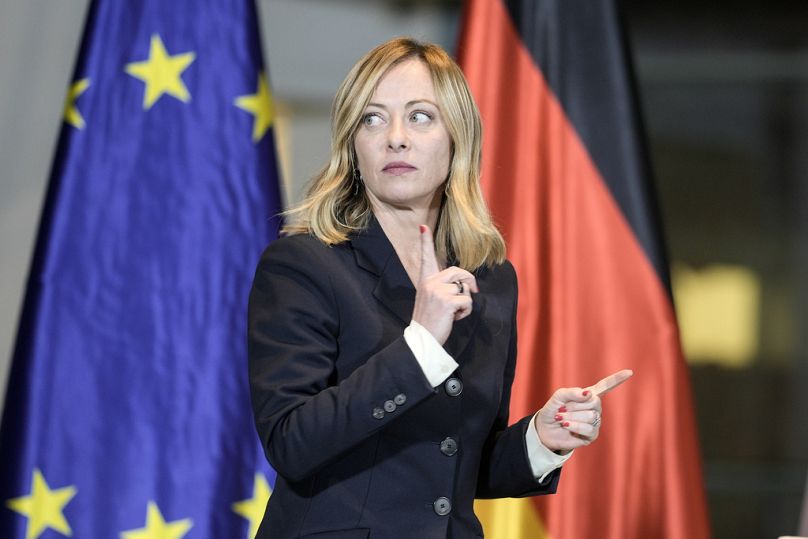 La Première ministre italienne Giorgia Meloni devant un drapeau européen et allemand lors d'une réunion des gouvernements allemand et italien à la chancellerie de Berlin, novembre 2022