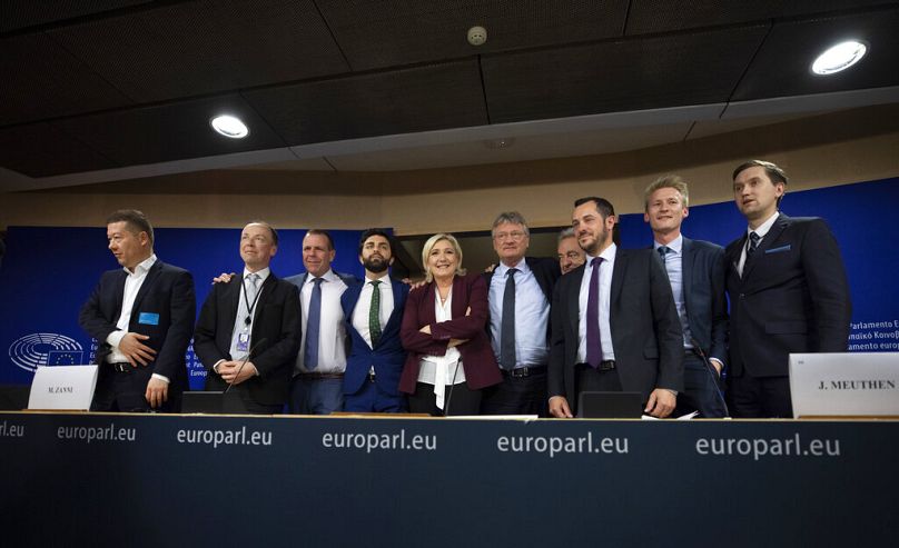 Marine Le Pen, leader d'extrême droite du Rassemblement national français, et d'autres politiciens d'extrême droite annoncent la formation d'un nouveau groupe d'extrême droite au Parlement européen à Bruxelles, juin 2019.