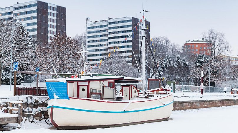 Un bateau sur une rivière gelée à Turku, Finlande