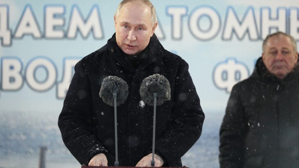 Poutine met en service deux sous-marins nucléaires et affirme que d'autres sont à venir