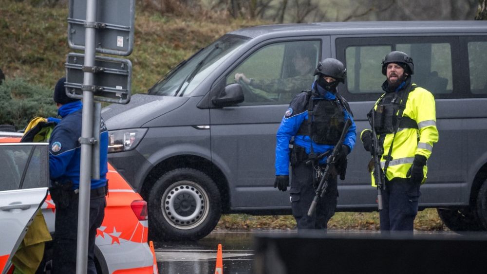 La police suisse recherche le tireur qui a tué deux personnes et en a blessé une autre.