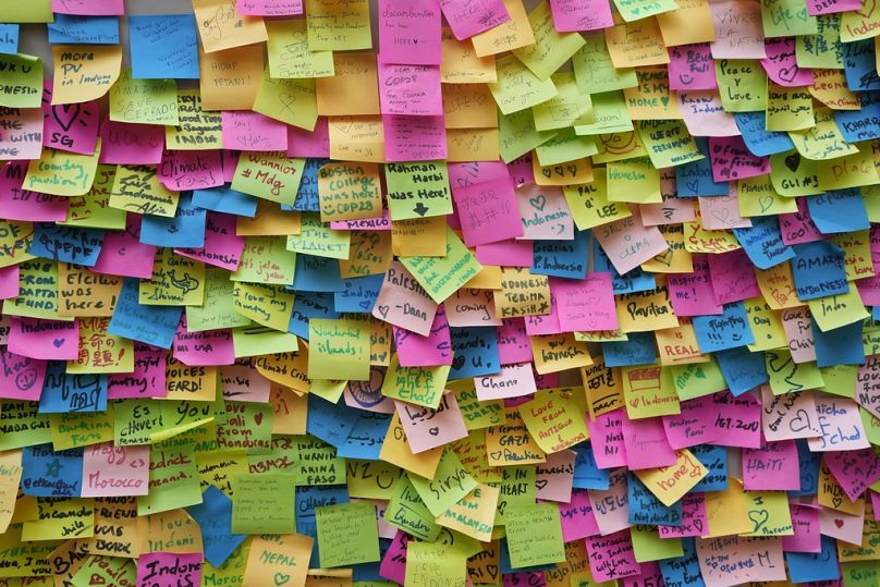 Des messages sont collés sur un mur à l’extérieur du pavillon indonésien lors du Sommet des Nations Unies sur le climat COP28, le 10 décembre 2023, à Dubaï, aux Émirats arabes unis.